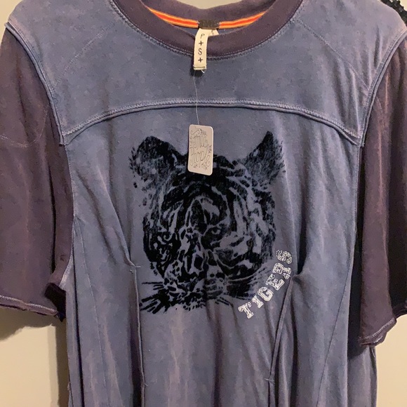 Free People Tshirt - Picture 2 of 4